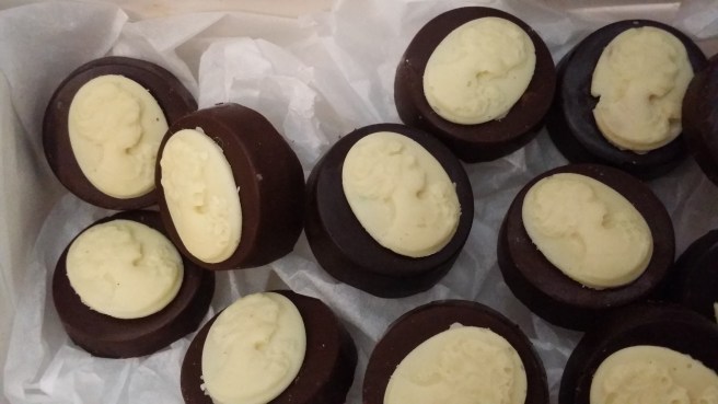 Bombones de chocolate negro y relleno de menta